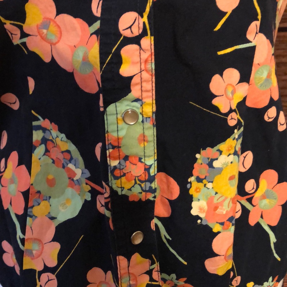 3/20 Gap• Pearl Snap Floral Button Down - Picture 3 of 4